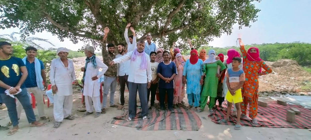 People of Ganesh Colony demonstrated to get the dumping station removed