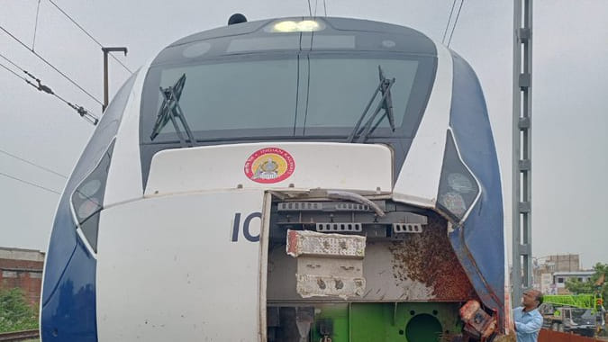 Vande Bharat train running between Mumbai Central to Gandhinagar crashes