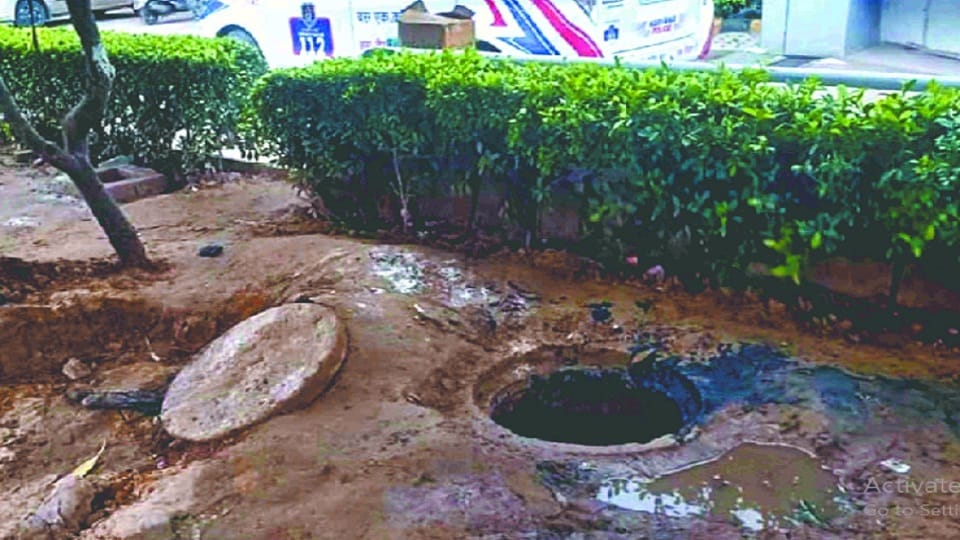 Four laborers died due to suffocation in the sewer tank in Faridabad