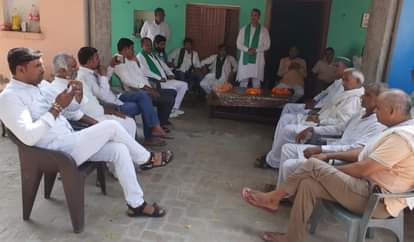 जागोस गांव में बैठक करते भाकियू अराजनैतिक संगठन के सदस्य व किसान