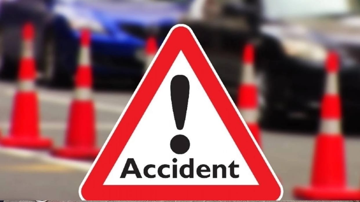 Unknown vehicle hit e-rickshaw in Hardoi, two including driver died