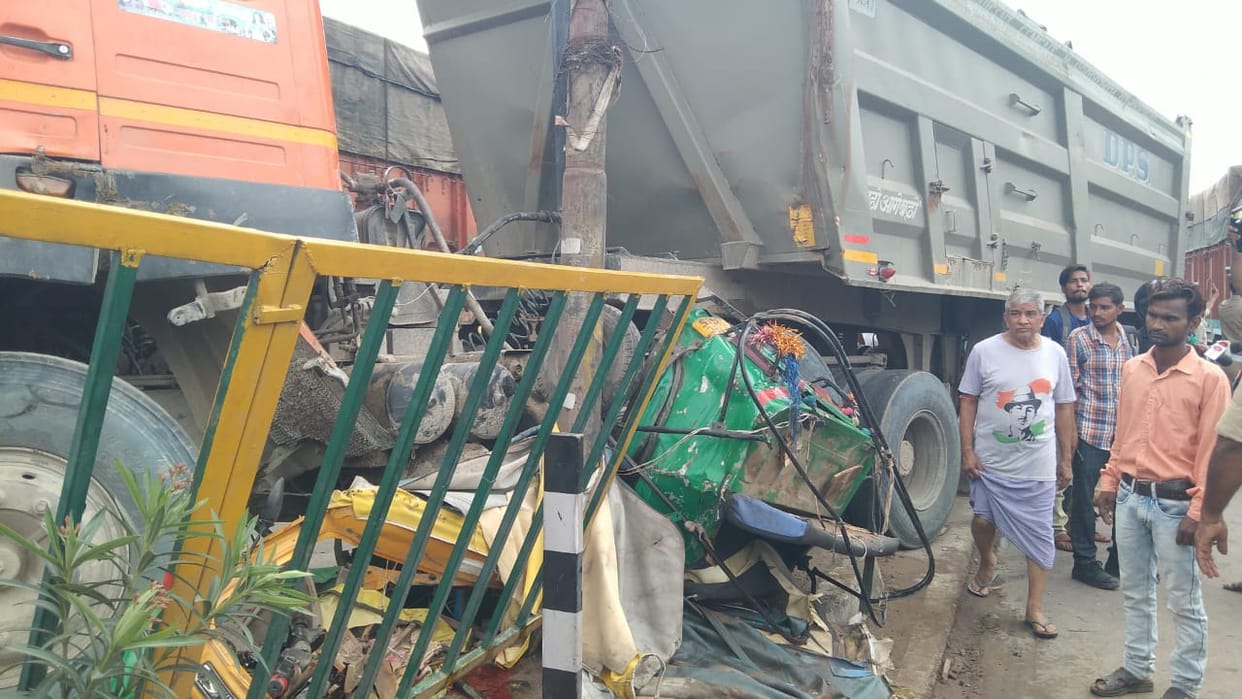 Truck and auto collide in Kanpur, five people seriously injured