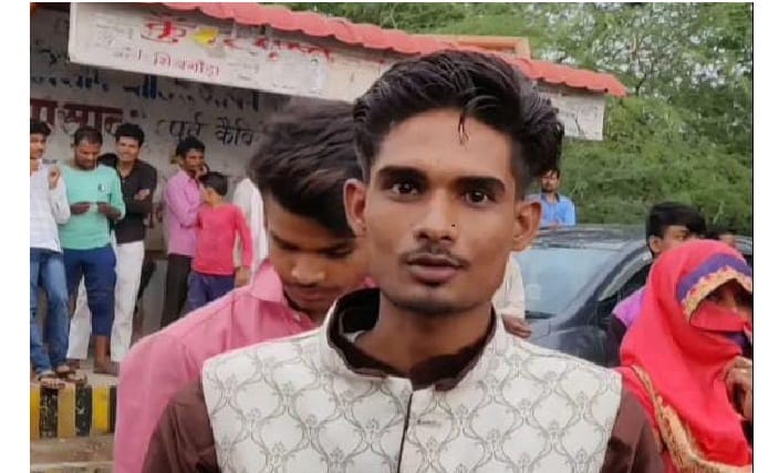 Dead body of a salesman found hanging from a tree in Hamirpur
