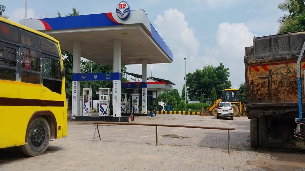 lightning falls on petrol pump in Chail equipment burnt