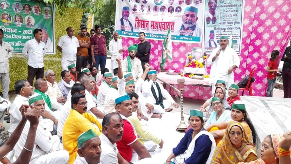 BKU Farmers will protest against the ban on Barbed Wire Fencing in Agra
