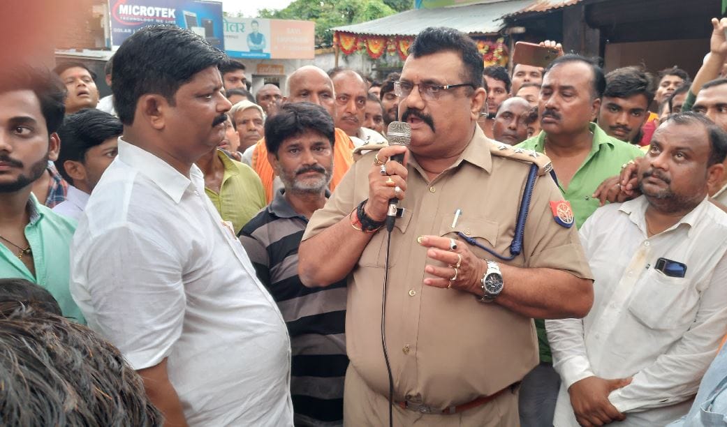 daroga and constable suspended for assaulting businessman in mau maa durga idols immersed after 48 hours
