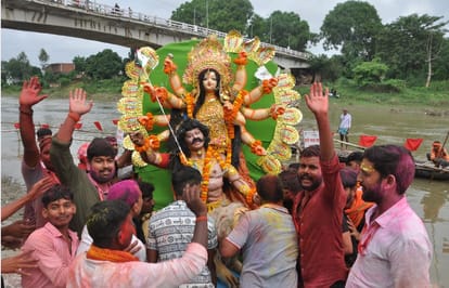 daroga and constable suspended for assaulting businessman in mau maa durga idols immersed after 48 hours