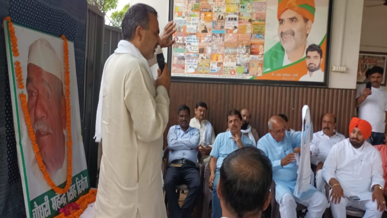 Minister Sanjeev Balyan organized a program at residence on birth anniversary of Mahendra Singh Tikait