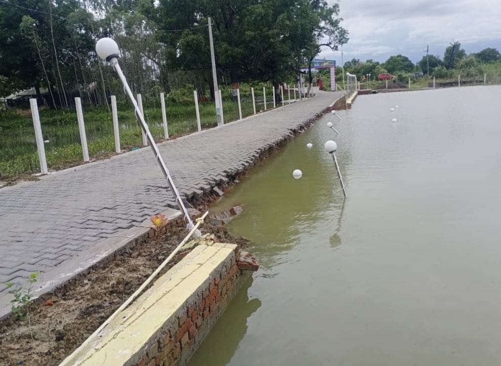 amrit sarovar wall fall down