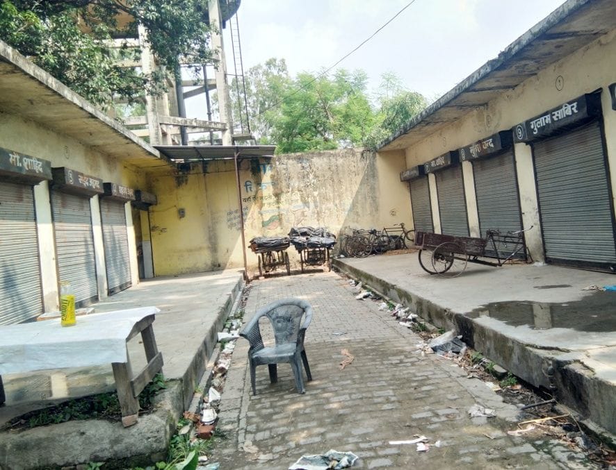 Fish market deserted, business from home