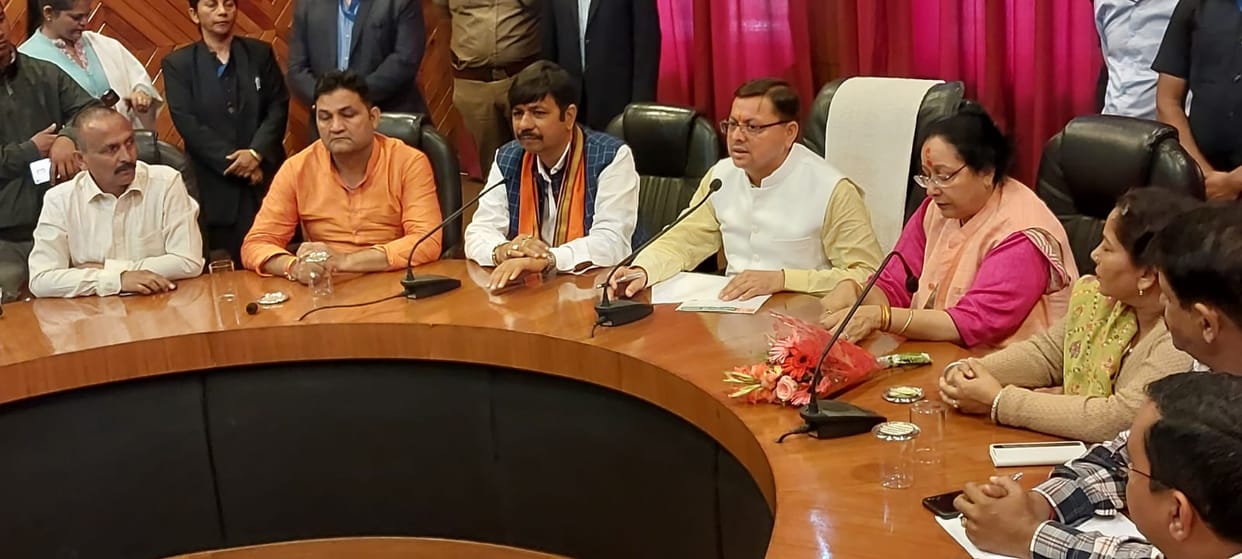Nainital News: CM  Pushkar singh Dhami reached suddenly Bhowali to meet spiritual guru Deepali