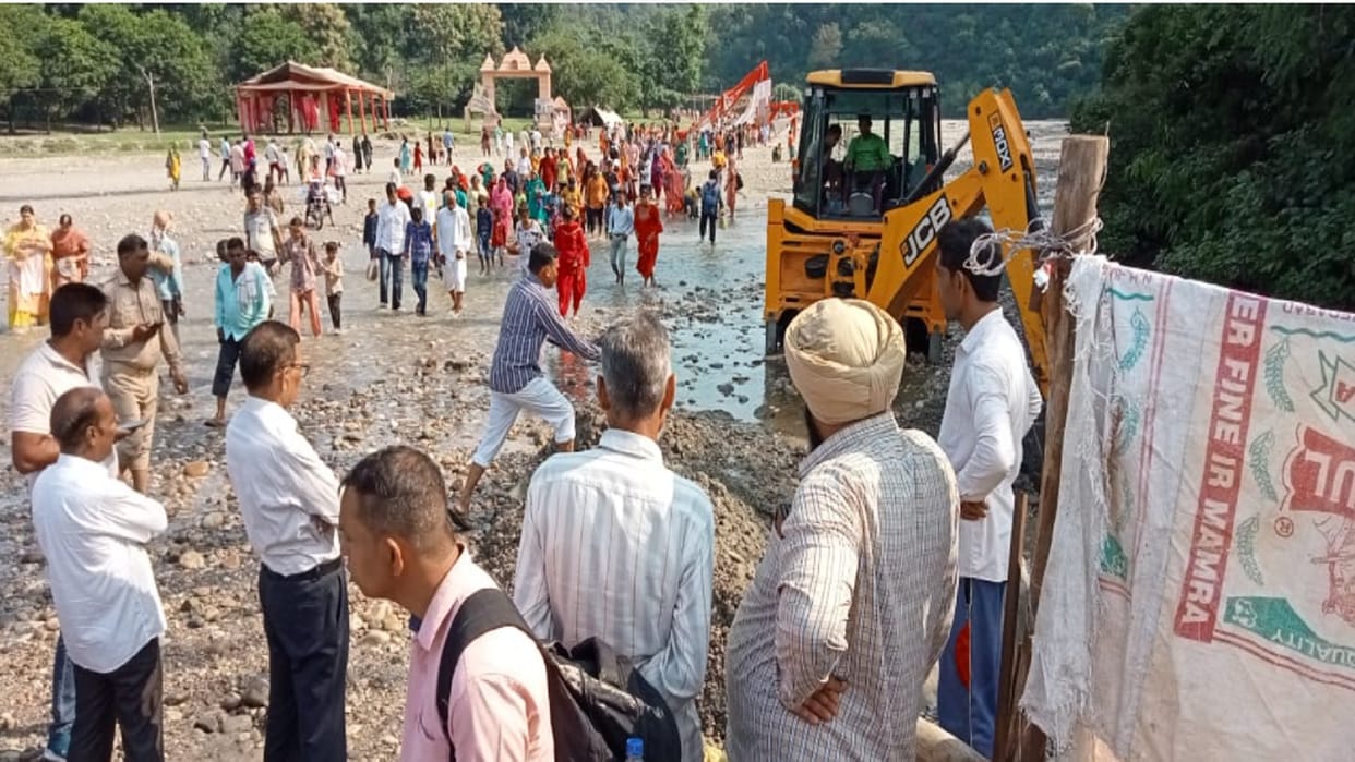 Floods in Shankbhari Devi river in Saharanpur and devotees stuck overnight see photos