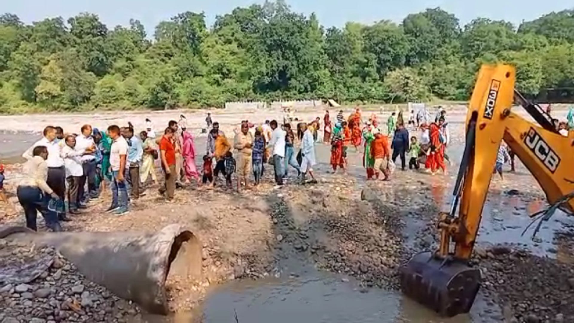 Floods in Shankbhari Devi river in Saharanpur and devotees stuck overnight see photos