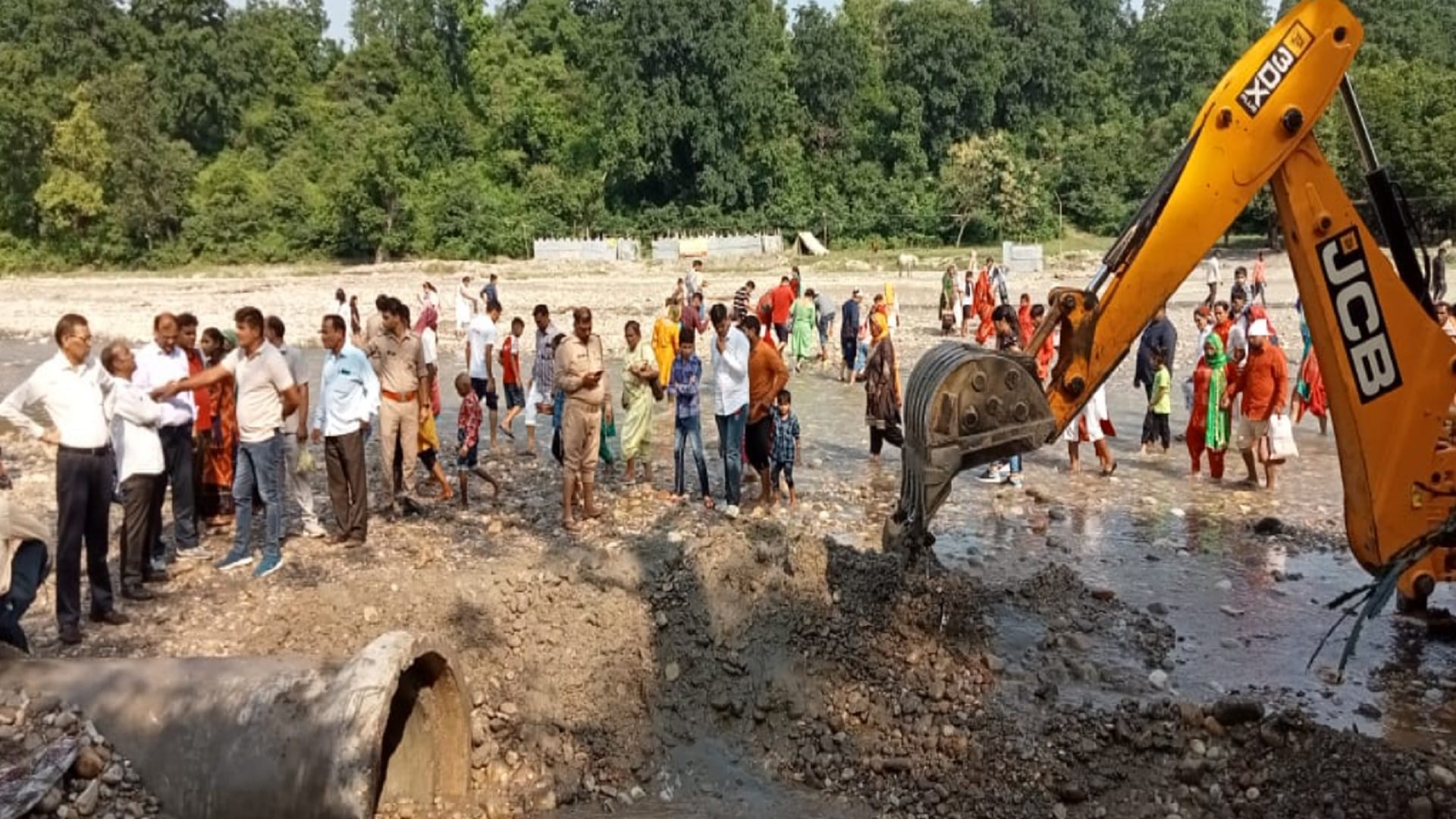 Floods in Shankbhari Devi river in Saharanpur and devotees stuck overnight see photos