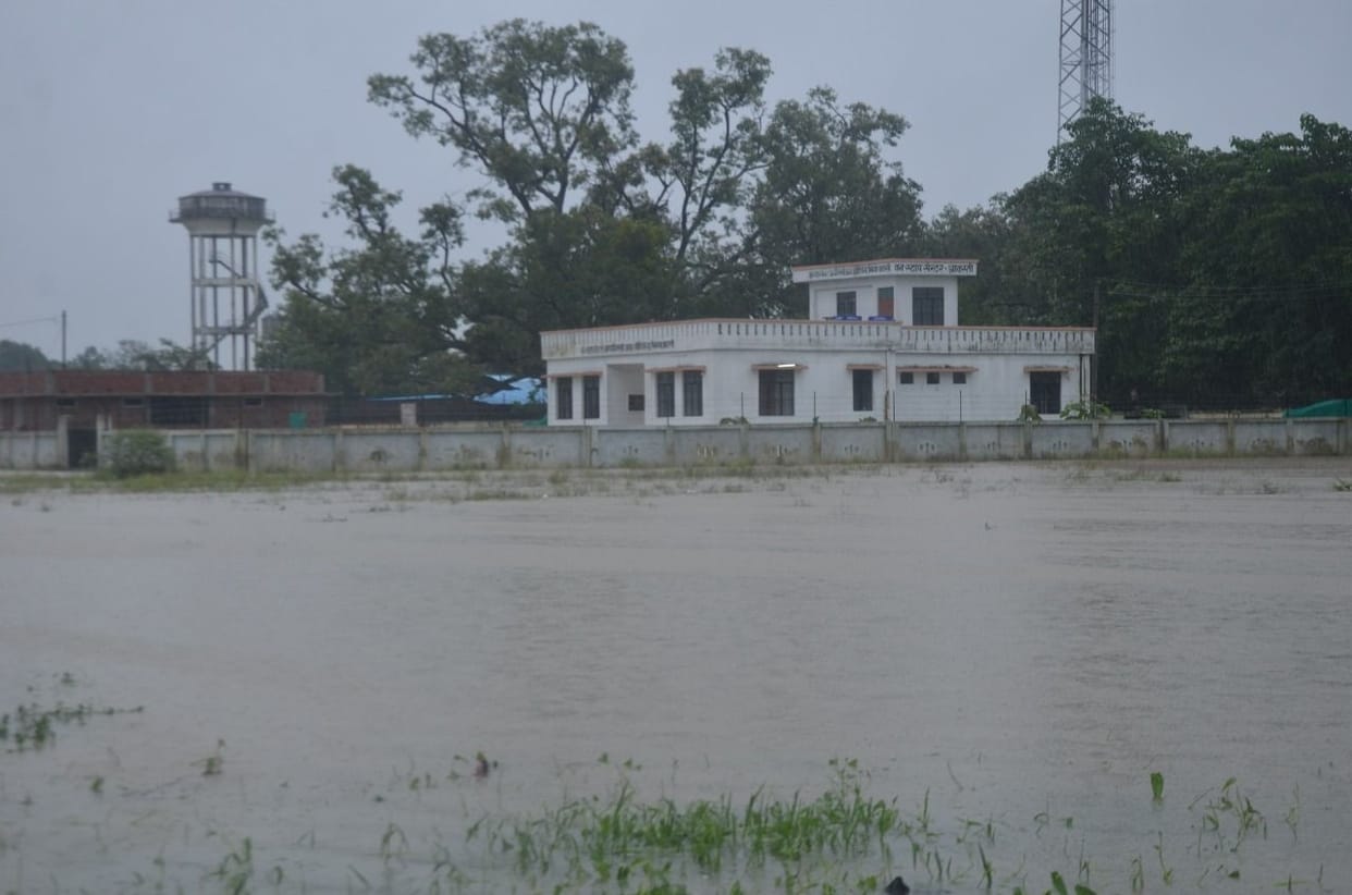 Houses collapsed due to heavy rain, many villages surrounded by water