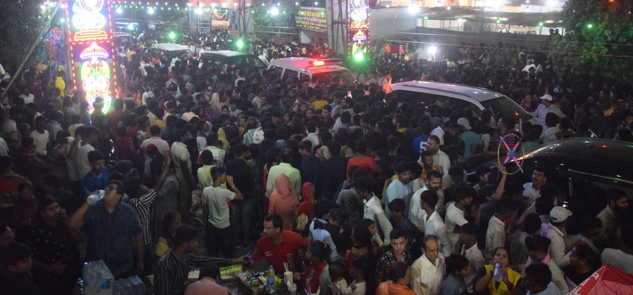 Former CM Hooda's convoy trapped in a crowd gathered on Dussehra