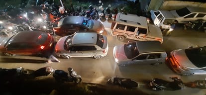 पिथौरागढ़ नगरपालिका के पास बृहस्पतिवार देर रात सड़क पर लगा जाम। संवाद