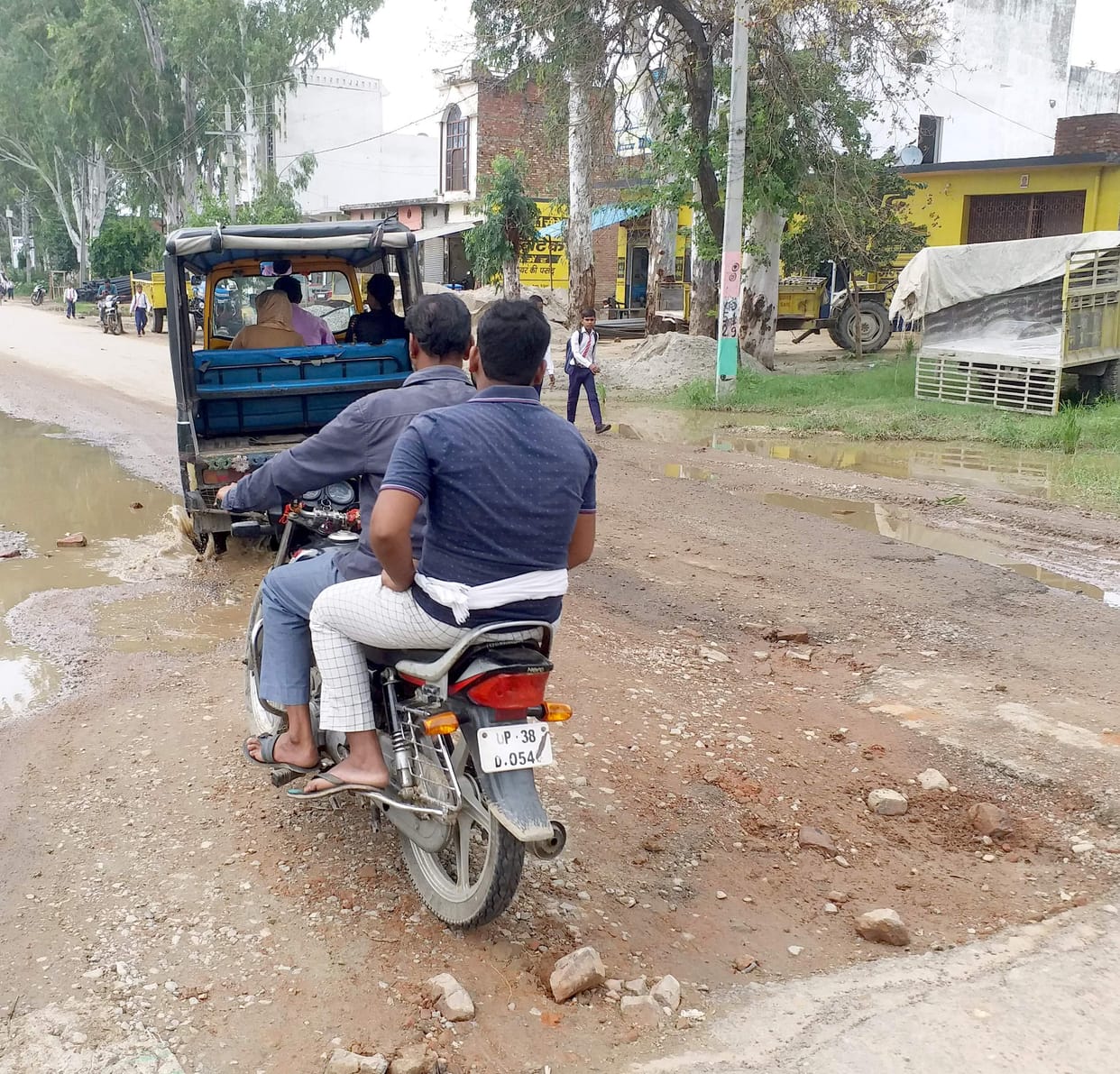 Pits on Sambhal-Chandausi road, pedestrians are hesitant