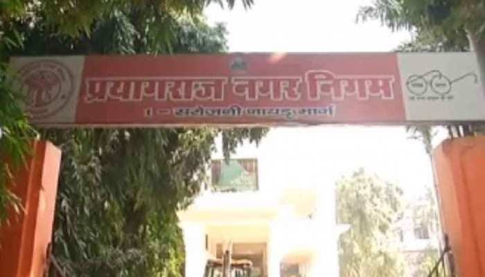Angry employees surrounded the police station due to the beating of the sweeper