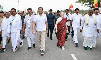 Rahul Gandhi and Sonia Gandhi during Bharat Jodo Yatra