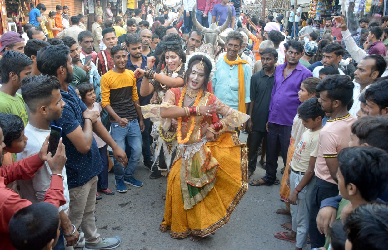 Where the procession took place, there was a jam, the rain made the work easy