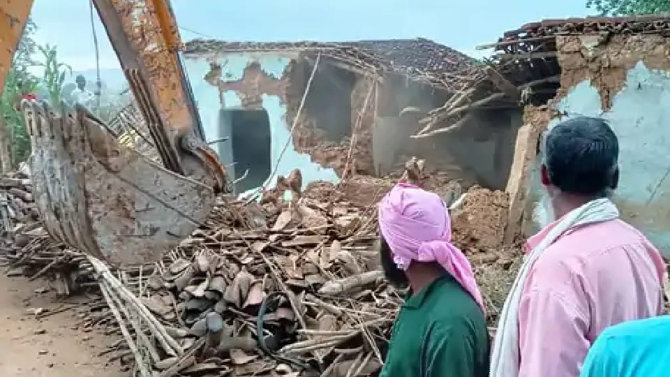 The girl was raped by six youths, the administration broke the houses of the accused