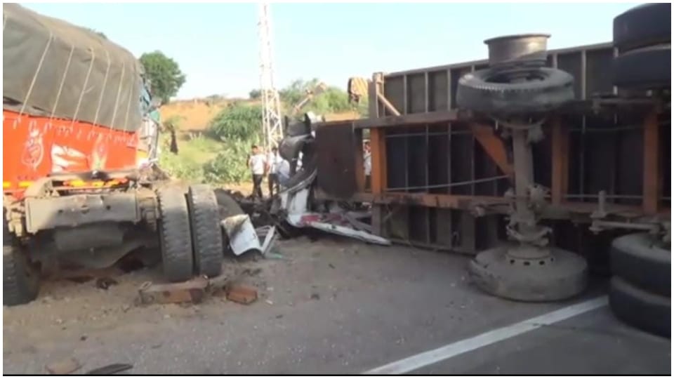 Two trucks collide head-on in Churu one dead