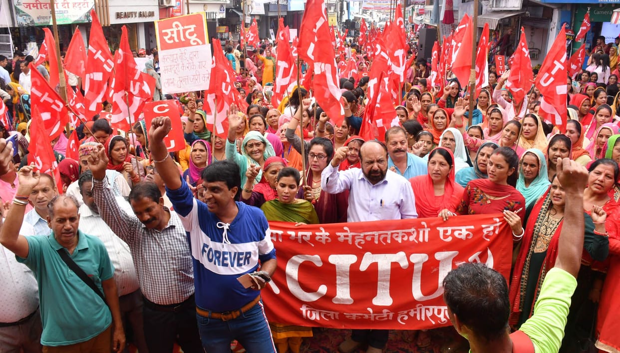 Demonstration in Hamirpur on the exclusion of MNREGA workers from the welfare board