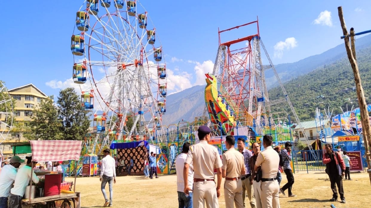 Three people injured due to swing tire opening, police sealed
