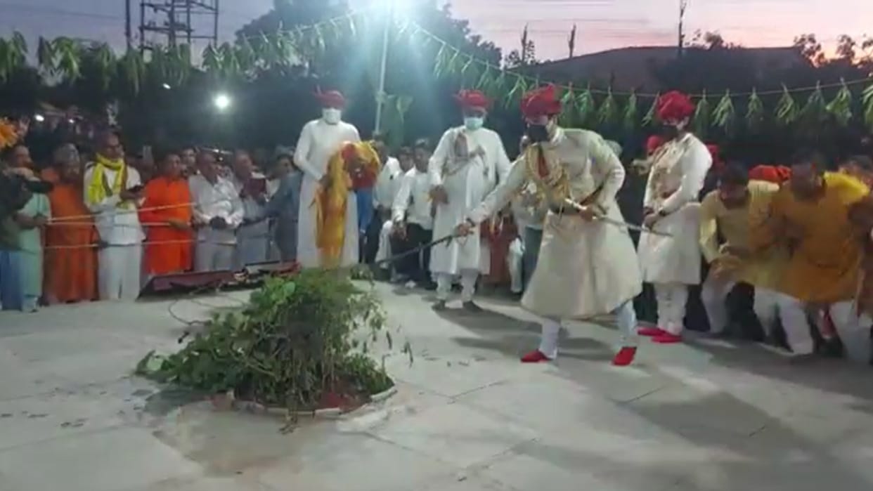 Jyotiraditya Scindia played the tradition of the dynasty on Dussehra  In Gwalior