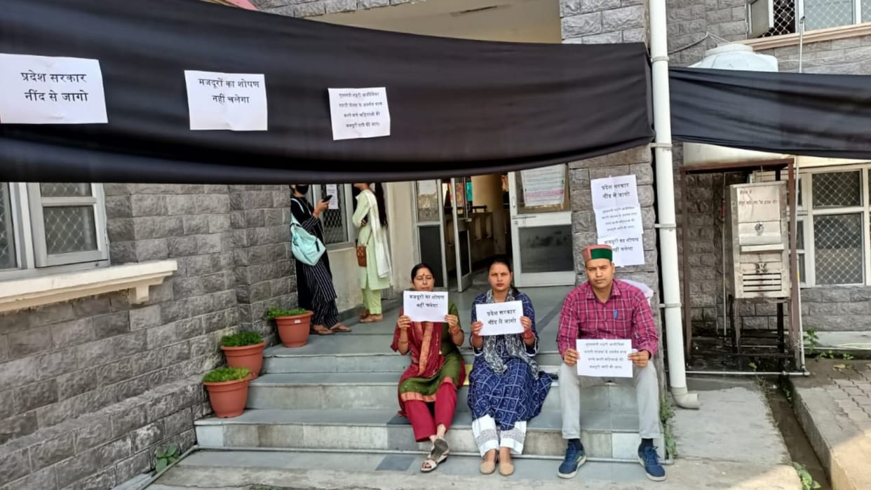 Congress councillors sit on dharna against Municipal Council Jogindernagar