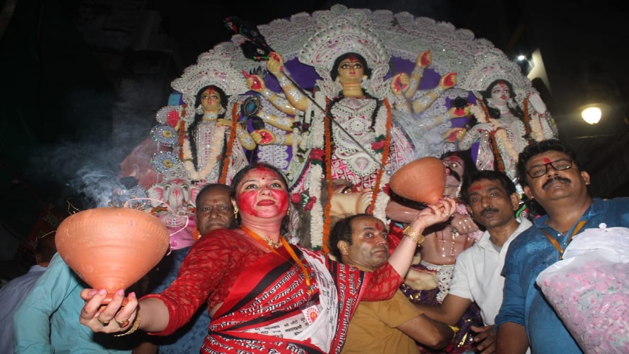 Sindoor Khela Farewell to mother with moist eyes with Sindoor Khela women performed the tradition of wishing