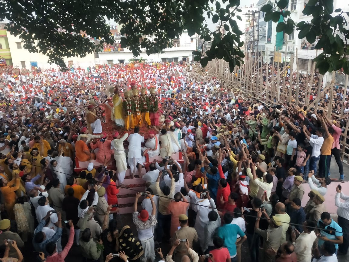 Bharat Milap of Naati Imli huge crowd gathered in Kashi to see 479 yeara old Leela of Ayodhya