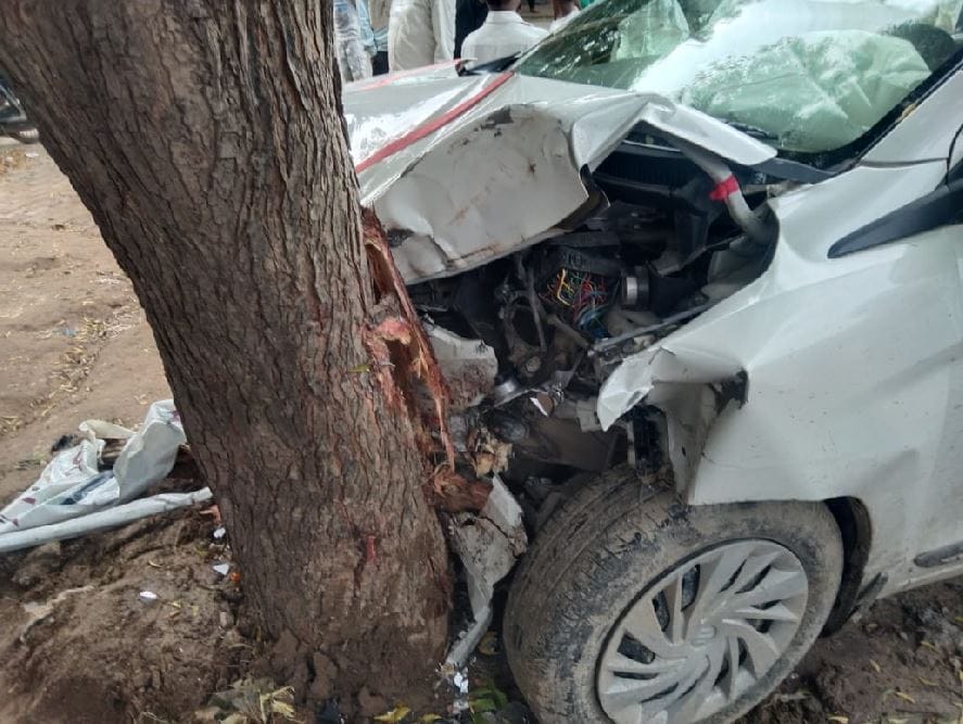 Road Accident in varanasi overspeed car trampled teenager in Munari Bazar