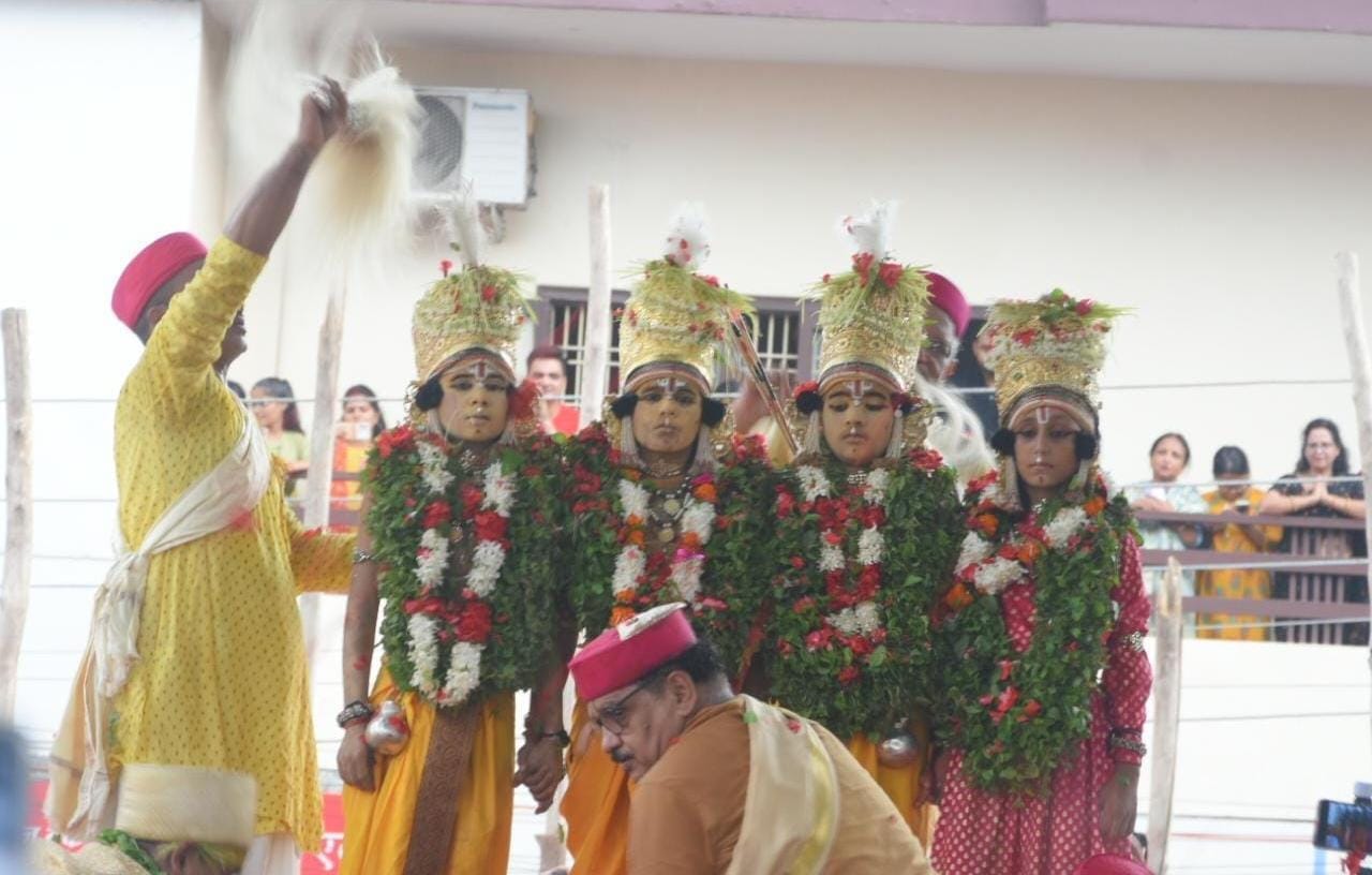 nati imli ka Bharat Milap of Varanasi world famous people eyes filled with faith see in photos