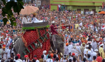 Bharat Milap of Nati Imli Varanasi meeting of Raghukul is happening on shoulders of Yadukul for 480 years