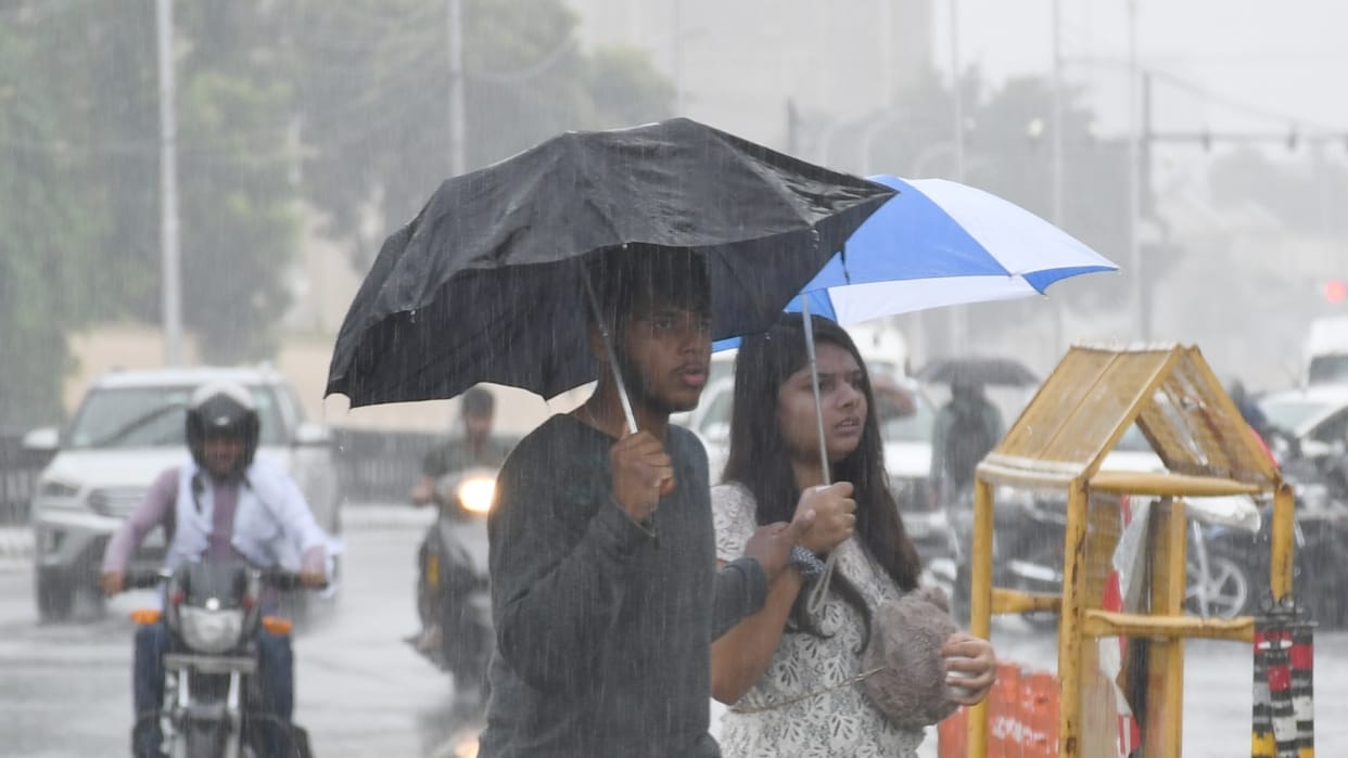 Heavy rain in Ayodhya and other districts in Uttar Pradesh, holiday announced for schools.