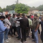 हंगामा करते लोग।