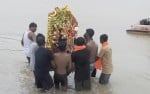 फोटो-7-बलरामपुर में राप्ती नदी के सिसई घाट पर मां दुर्गा की प्रतिमा का विसर्जन करते श्रद्घालु।-सं?