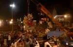 सद्भावना पुल स्थित विसर्जन घाट पर क्रेन से विसर्जित करते प्रतिमा।