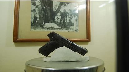 chandra shekhar azad with gun