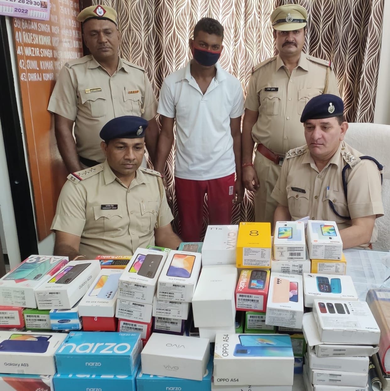 Accused of stealing mobile by breaking shop shutter arrested, 98 mobiles recovered