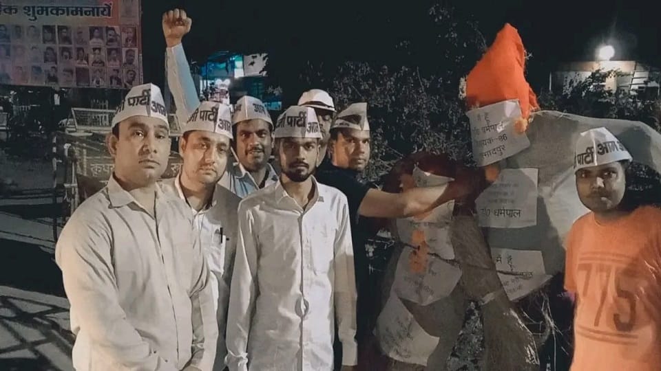 Angry over the lack of culvert AAP put effigies of councilor and MLA on road in agra