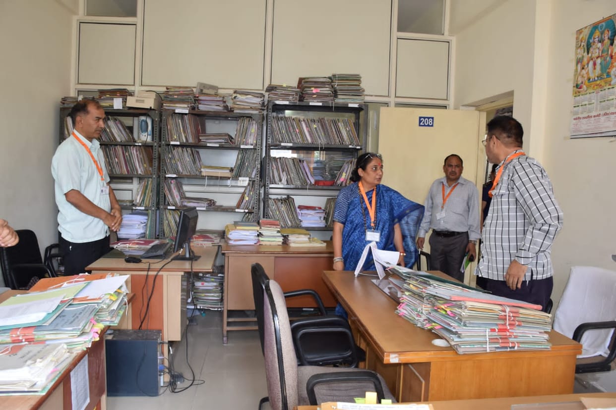 Speaker Ritu Khanduri doing surprise inspection in vidhan sabha sections