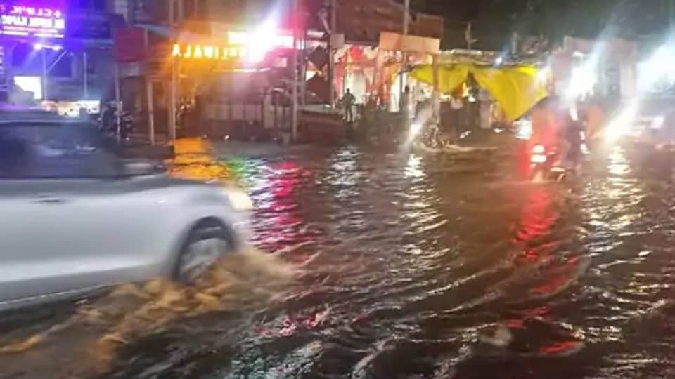भोपाल में बीती रात तेज बारिश के बाद सड़कों पर पानी भर गया।