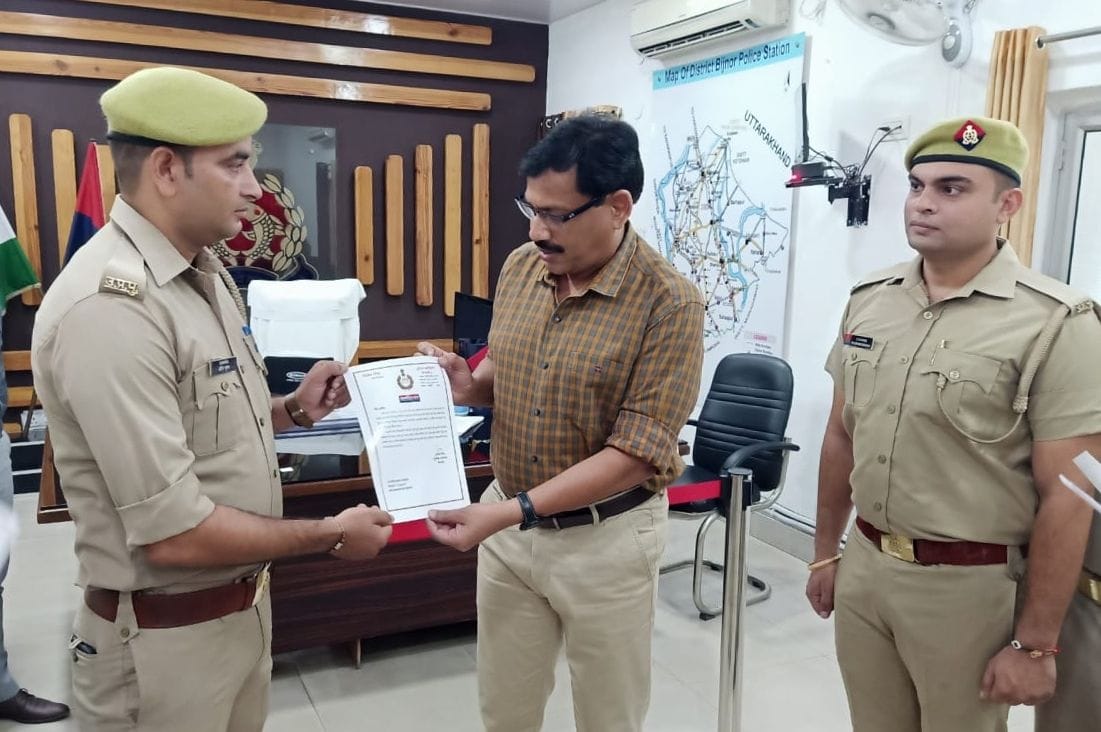 Respect to the policemen who saved the life of a woman