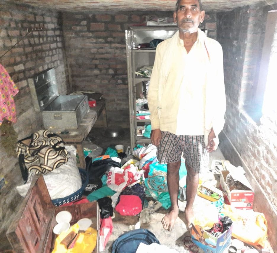 Two including retired teacher 14 lakh stolen from houses