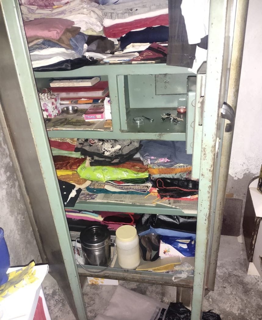 Theft of six lakhs by breaking the lock of the former head's house
