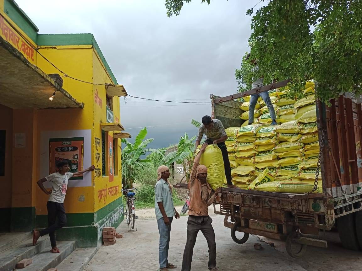 Auraiya: Farmers expressed happiness by reaching DAP on committees