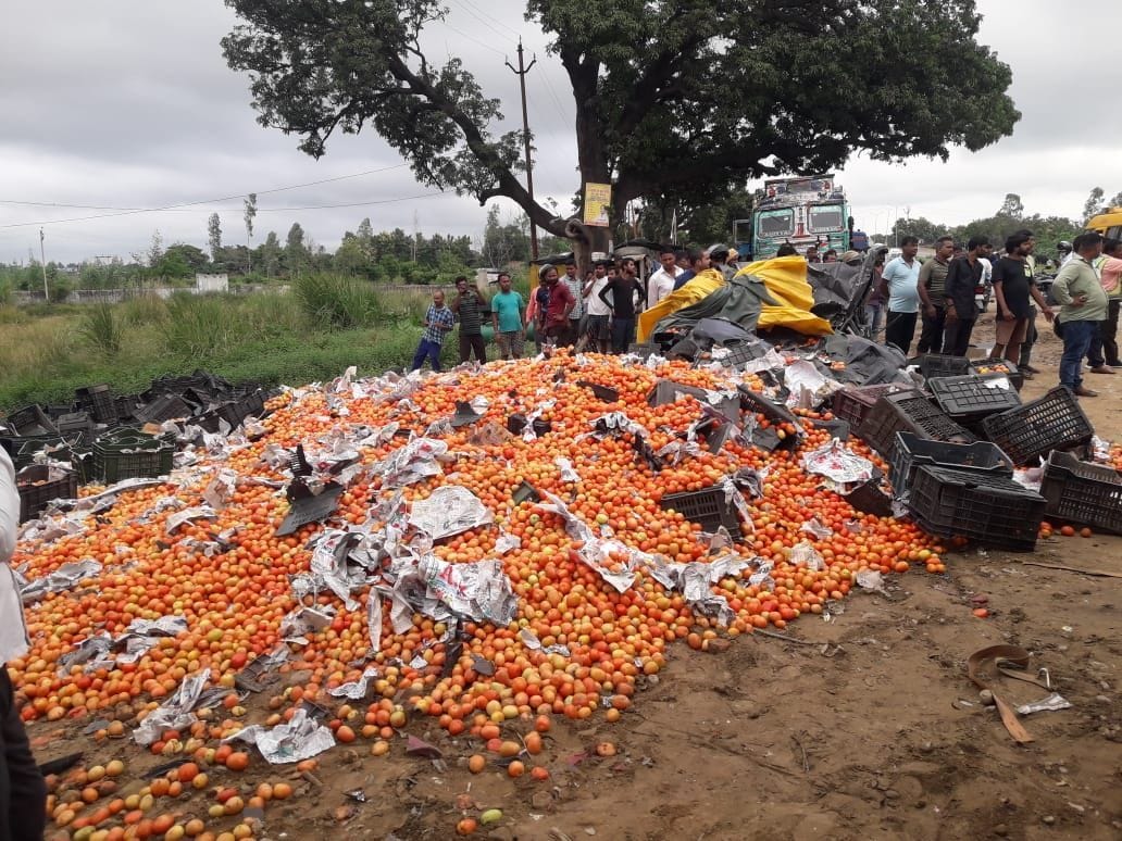 Mini truck overturned on the forelane in an attempt to save Scooty